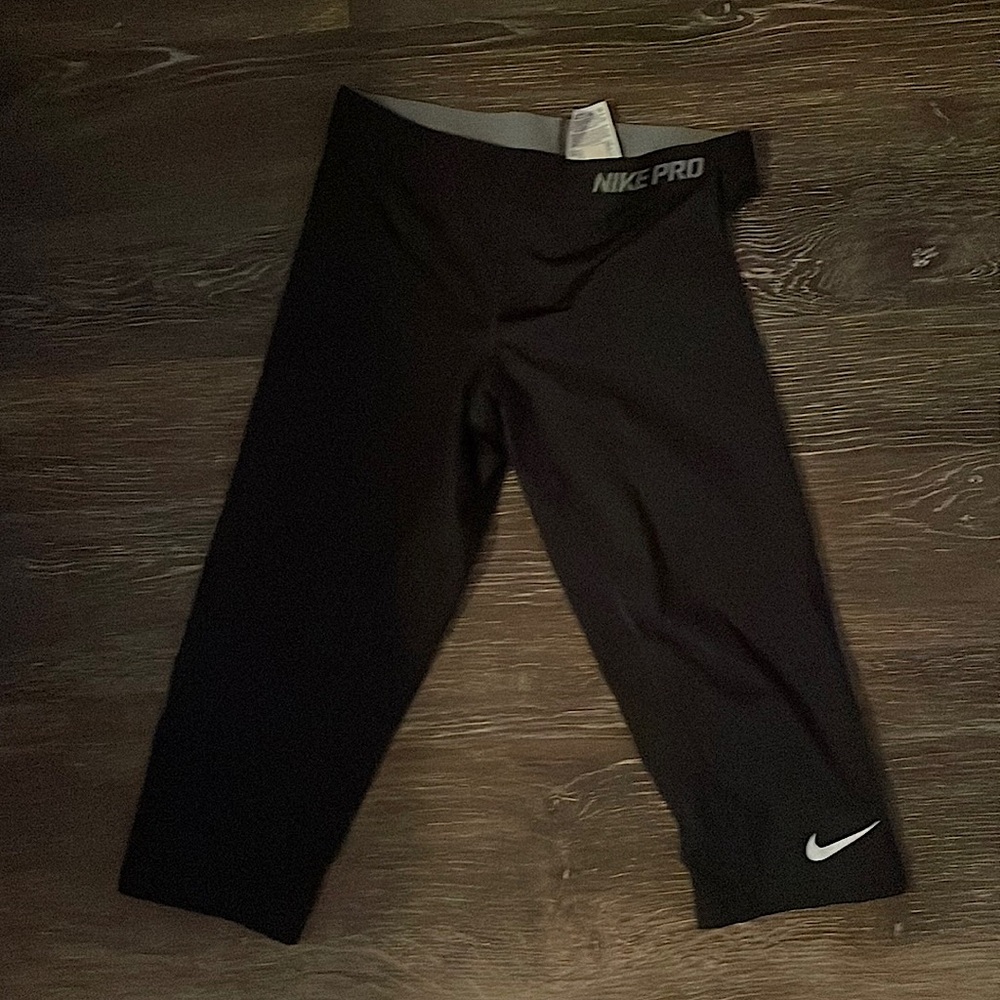 Nike PRO Dry-FIT capri pant , size small🩷